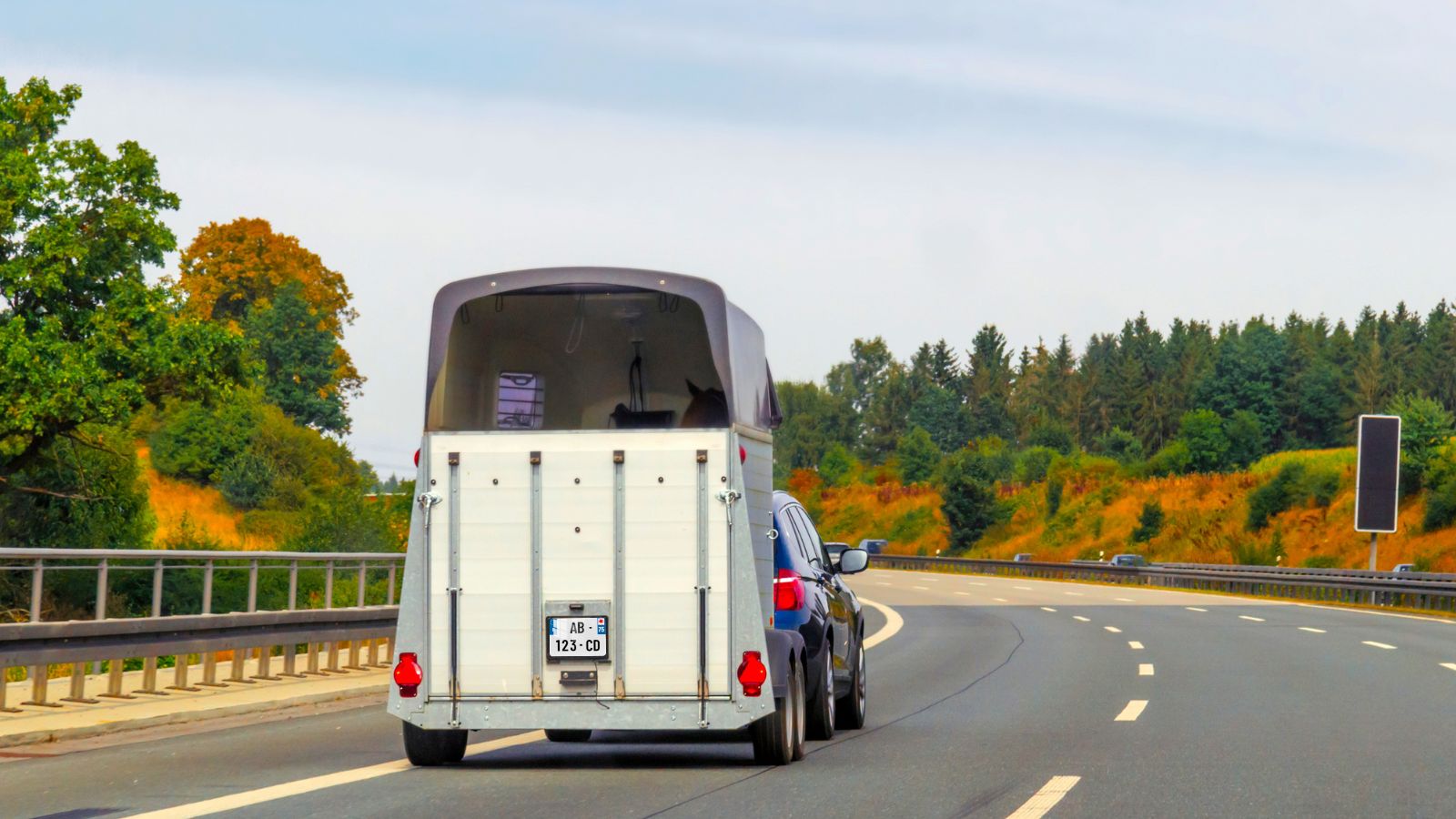 Une plaque adaptée aux emplacements réduits