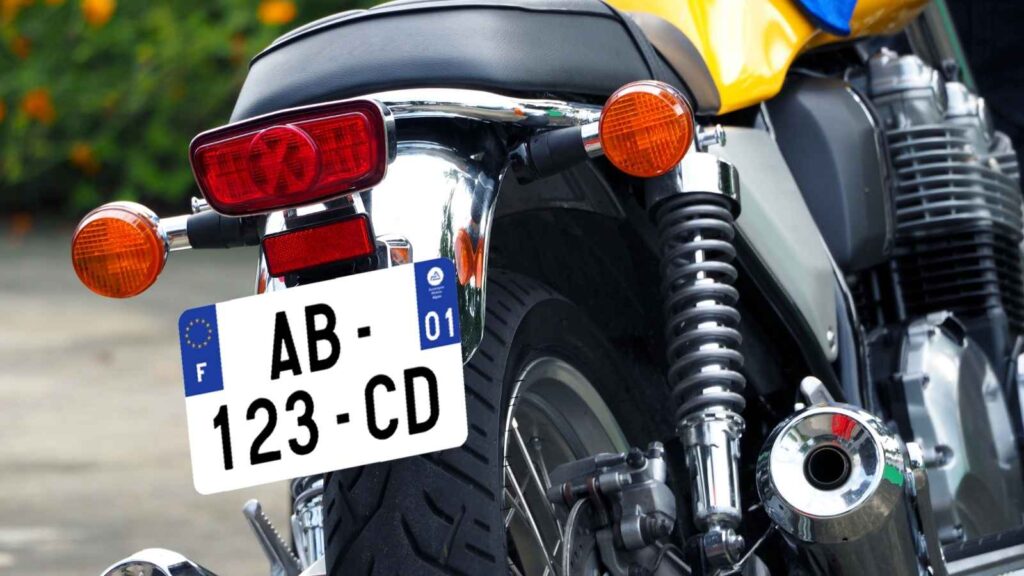 Taille plaque d’immatriculation moto : quelles dimensions respecter ?