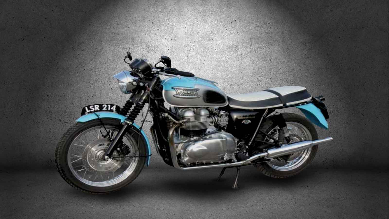 Image montrant une moto avec une plaque avant LSR 214 placée sur la roue avant du véhicule.