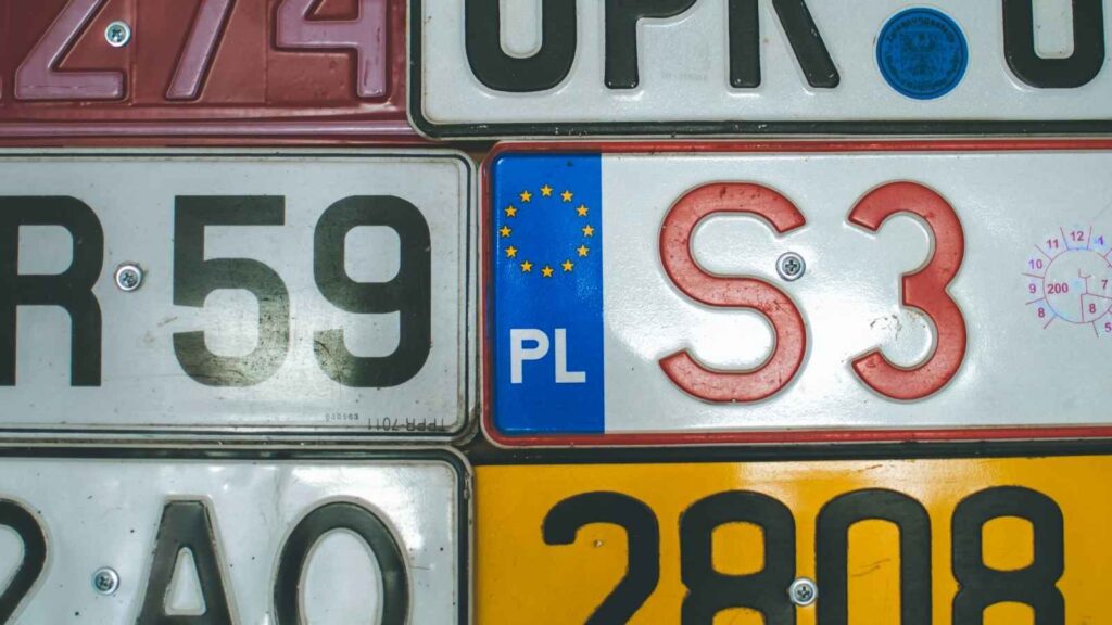 Plaque immatriculation pays : comprendre les codes en Europe et à l’international