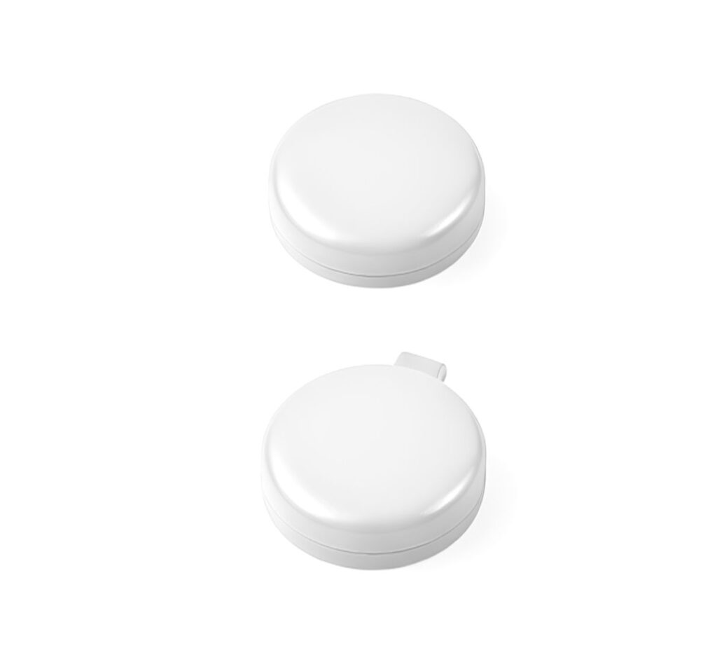 cache rivet plaque immatriculation fermé et blanc