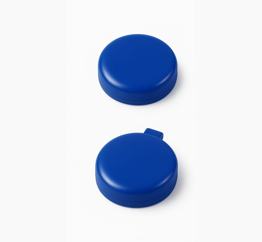 cache rivet plaque immatriculation fermé et bleu