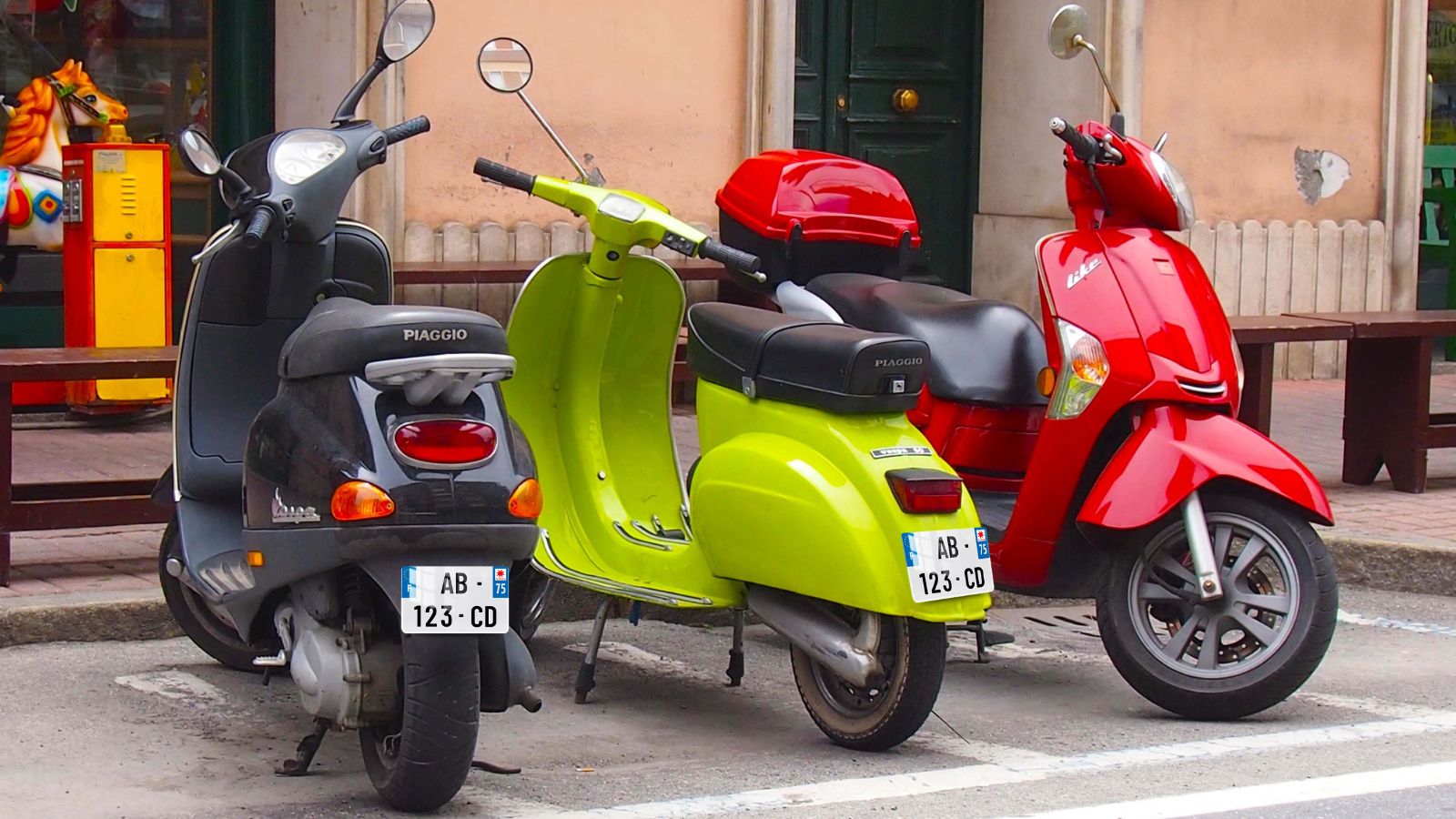 Plaque homologuée pour scooter : conforme, robuste et expédiée en 24h