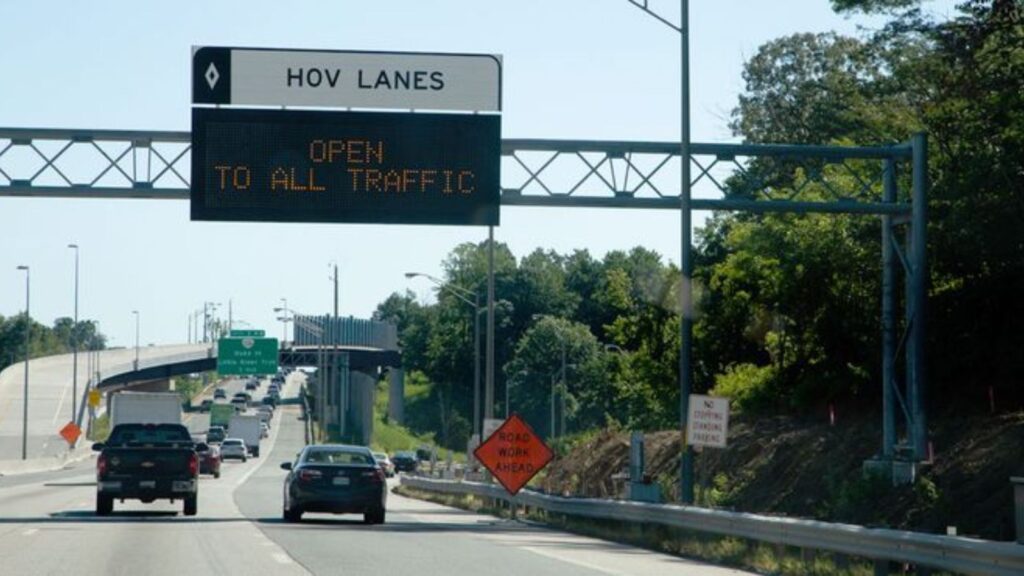Image montrant des HOV lanes - voies de co-voiturage aux Etats Unis avec la signalisation associée.