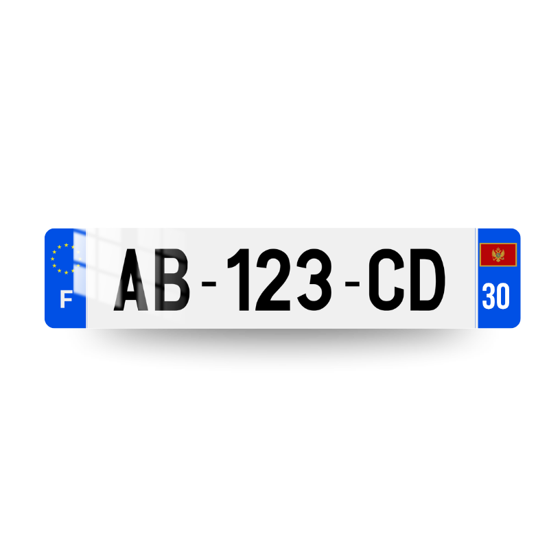 Plaque immatriculation française avec drapeau du Montenegro et code postal sur deux chiffres sur l'eurobande droite et le marquage F et le logo UE sur l'eurobande gauche.