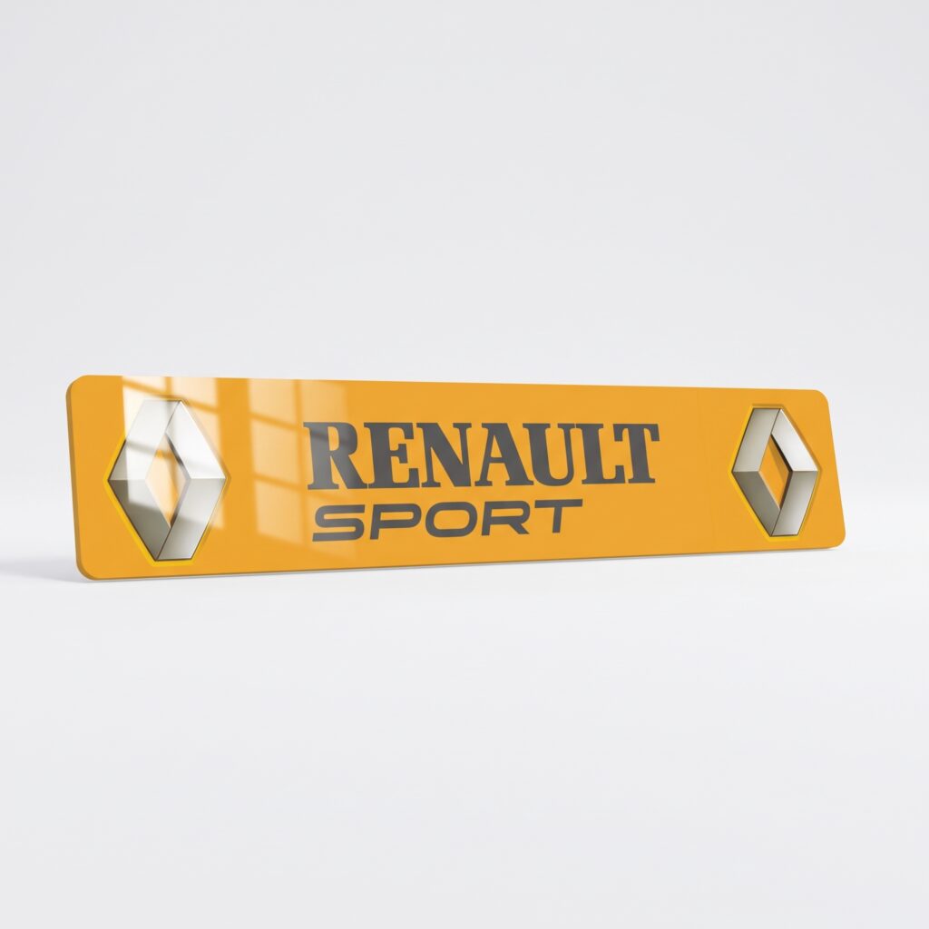 Plaque Immatriculation Renault Sport sur fond jaune avec deux logos renault sur les eurobandes. Vue de trois quart.