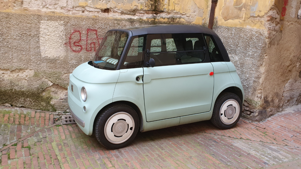 Véhicule sans permis (VSP) : Fiat Topolino garée dans une rue française.
