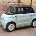 Véhicule sans permis (VSP) : Fiat Topolino garée dans une rue française.