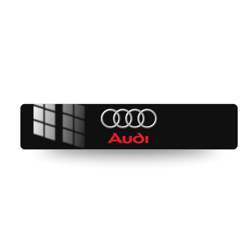 Plaque d'immatriculation décorative Audi Logo Chrome Rouge Noir, anneaux Audi effet chrome et nom Audi rouge centrés sur fond noir uni